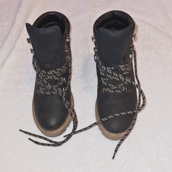 Wms Black lace up Tully boots - Picture 1 of 5